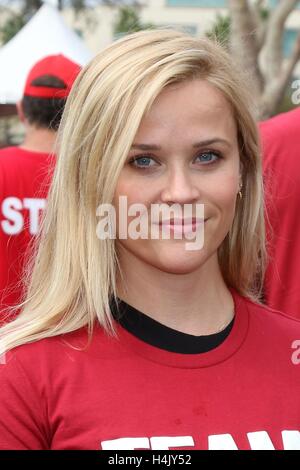 Los Angeles, CA, Stati Uniti d'America. Xvi oct, 2016. Reese Witherspoon di presenze per 2016 Los Angeles County a piedi per sconfiggere ALS, Exposition Park, Los Angeles, CA 16 ottobre 2016. Credito: Priscilla concedere/Everett raccolta/Alamy Live News Foto Stock