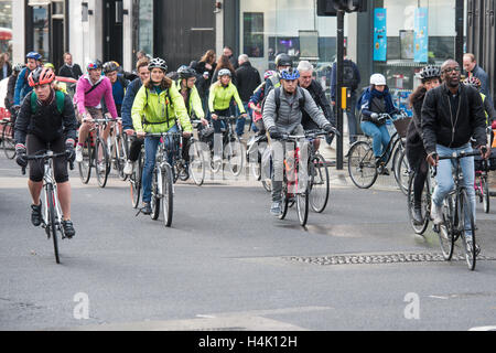 Londra, Regno Unito. Xvii oct, 2016. I ciclisti, presso la trafficata Aldwych incrocio con ponte di Waterloo, reca al lavoro tra il pesante traffico delle ore di punta del traffico. 17 ott 2016. © Guy Bell/Alamy Live News Foto Stock