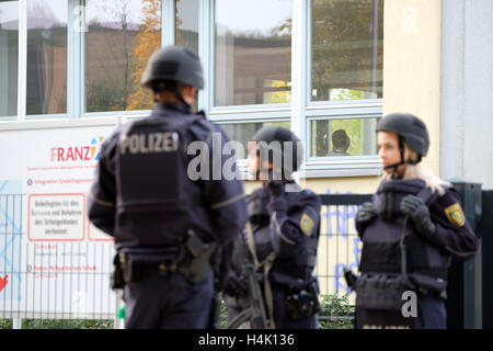 Leipzig, Germania. Xvii oct, 2016. Poliziotti in piedi nella parte anteriore del Reclam-Gymnasium, 17 ottobre 2016 a Leipzig, Germania. Messaggi di posta elettronica hanno minacciato da almeno sette scuole di Lipsia. Esattamente ciò che è stato minacciato rimane fino ad ora poco chiaro. Le forze di polizia hanno partecipato alle scuole interessate con numerosi funzionari. Attualmente gli studenti e gli insegnanti non sono autorizzati a lasciare la scuola. Foto: SEBASTIAN WILLNOW/dpa Foto Stock