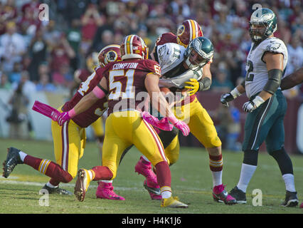 Landover, Maryland, Stati Uniti d'America. Xvi oct, 2016. Philadelphia Eagles quarterback Carson Wentz (11) è saccheggiata nel quarto trimestre da Washington Redskins fuori linebacker Preston Smith (94), estremità difensiva Trento Murphy (93) e all'interno di linebacker sarà Compton (51) in campo FedEx in Landover, Maryland, domenica 16 ottobre, 2016. cercando su è di Philadelphia Eagles center Jason Kelce (62). Il Redskins ha vinto il gioco 27 - 20.Credit: Ron Sachs/CNP Credito: Ron Sachs/CNP/ZUMA filo/Alamy Live News Foto Stock