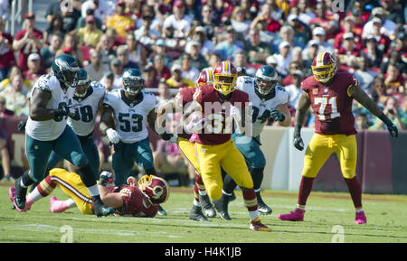 Landover, Maryland, Stati Uniti d'America. Xvi oct, 2016. Washington Redskins running back Matt Jones (31) trasporta per un buon guadagno in ritardo nel secondo trimestre contro il Philadelphia Eagles al campo di FedEx in Landover, Maryland, domenica 16 ottobre, 2016. In Pursuit sono Philadelphia Eagles tackle difensivo Fletcher Cox (91), estremità difensiva Connor Barwin (98), esterno linebacker Nigel Bradham (53), e il naso affrontare Beau Allen (94). Altri visibile Redskins includono center Spencer lungo (61) e di Washington Redskins affrontare Trent Williams (71). Il Redskins ha vinto il gioco 27 - 20.Credit: Ron Sa Foto Stock