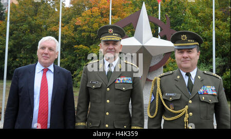 Vyskov, Repubblica Ceca. Xvii oct, 2016. Sfilata in occasione del decimo anniversario del Centro per la protezione contro le armi di distruzione di massa. La NATO Vice Segretario Generale Aggiunto Jamie Shea (sinistra), ceco vice capo gabinetto Jiri Baloun (centro) e Jiri Gajdos (a destra), Direttore del Centro per la protezione ha partecipato alla sfilata in Vyskov, Repubblica ceca, 17 ottobre 2016. Credito: Igor Zehl/CTK foto/Alamy Live News Foto Stock