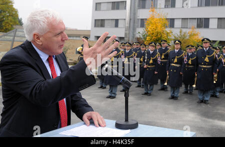 Vyskov, Repubblica Ceca. Xvii oct, 2016. Sfilata in occasione del decimo anniversario del Centro per la protezione contro le armi di distruzione di massa. La NATO Vice Segretario Generale Aggiunto Jamie Shea parla durante la parata di Vyskov, Repubblica ceca, 17 ottobre 2016. Credito: Igor Zehl/CTK foto/Alamy Live News Foto Stock