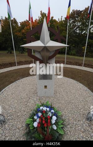 Vyskov, Repubblica Ceca. Xvii oct, 2016. Il nuovo monumento del giunto chimici, biologici, radiologici e nucleari del Centro di Difesa di eccellenza stabilito il 26 ottobre 2006 è stato visualizzato durante la sfilata in occasione del decimo anniversario del Centro per la protezione contro le armi di distruzione di massa in Vyskov, Repubblica ceca, 17 ottobre 2016. Credito: Igor Zehl/CTK foto/Alamy Live News Foto Stock