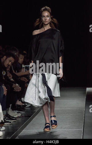 Tokyo, Tokyo, Giappone. Xvii oct, 2016. Un modello di passeggiate sulla pista durante la Ujoh mostrano come parte della settimana della moda a Tokyo Primavera/Estate 2017. Credito: Alessandro Di Ciommo/ZUMA filo/Alamy Live News Foto Stock