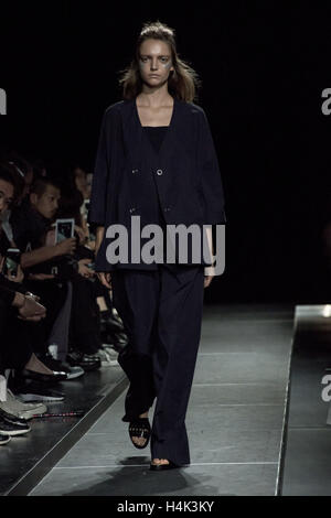 Tokyo, Tokyo, Giappone. Xvii oct, 2016. Un modello di passeggiate sulla pista durante la Ujoh mostrano come parte della settimana della moda a Tokyo Primavera/Estate 2017. Credito: Alessandro Di Ciommo/ZUMA filo/Alamy Live News Foto Stock