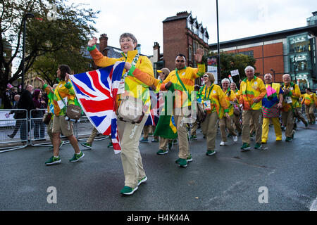 Manchester, Regno Unito. Xvii oct, 2016. Il Team di Manchester GB ritorno degli eroi. Gamesmakers sventolando bandiere. Credito: Azione Sport Plus/Alamy Live News Foto Stock