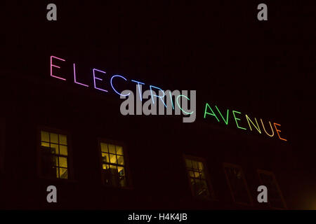 Brixton, UK. Xvii oct, 2016. Sindaco di Londra, Sadiq Khan, uniti Eddy Grant, musicista di accendere le luci di nuovo in viale elettrico Brixton dopo una recente ristrutturazione del mercato del credito: Keith Larby/Alamy Live News Foto Stock