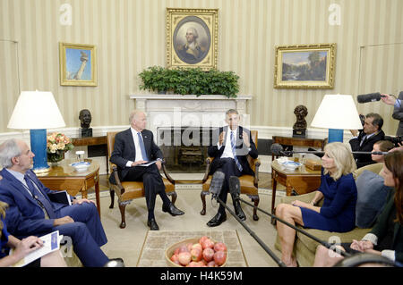 Washington, Distretto di Columbia, Stati Uniti d'America. Xvii oct, 2016. Il Presidente degli Stati Uniti Barack Obama con il Vice Presidente USA Joe Biden e il dottor Jill Biden, seconda a destra, si incontrano per discutere il rilascio del cancro relazione Moonshot all Ufficio Ovale della Casa Bianca su ottobre 17, 2016 a Washington, DC. Credito: Olivier Douliery/Piscina via CNP Credito: Olivier Douliery/CNP/ZUMA filo/Alamy Live News Foto Stock