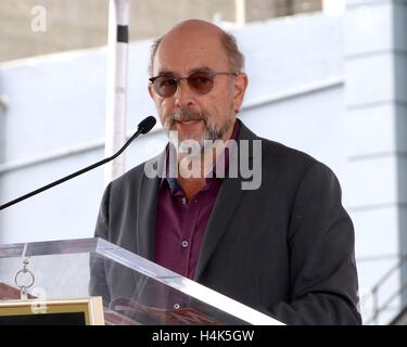 Los Angeles, CA, Stati Uniti d'America. Xvii oct, 2016. Richard Schiff alla cerimonia di induzione per la stella sulla Hollywood Walk of Fame per Allison Janney, Hollywood Boulevard, Los Angeles, CA, 17 ottobre 2016. Credito: Priscilla concedere/Everett raccolta/Alamy Live News Foto Stock