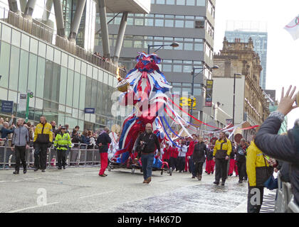 Manchester, Regno Unito. 17 ottobre, 2016. I Giochi Olimpici e Paralimpici parata degli eroi avvolto il suo modo attraverso il centro della città di Manchester il lunedì pomeriggio, Ottobre 17th. Gli atleti sono stati montati sul retro delle grandi galleggianti e accompagnata da musicisti e ballerini per dare ad esso una atmosfera di carnevale. In testa alla parata è stata una grande leone scolpito nel GB colori rosso, bianco e blu recante una grande torcia Olimpica. Una considerevole folla raccolta per allietare le loro malgrado le occasionali piogge abbondanti. Credito: Pak Hung Chan/Alamy Live News Foto Stock