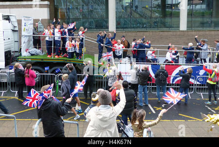 Manchester, Regno Unito. 17 ottobre, 2016. I Giochi Olimpici e Paralimpici parata degli eroi avvolto il suo modo attraverso il centro della città di Manchester il lunedì pomeriggio, Ottobre 17th. Gli atleti sono stati montati sul retro delle grandi galleggianti e accompagnata da musicisti e ballerini per dare ad esso una atmosfera di carnevale. In testa alla parata è stata una grande leone scolpito nel GB colori rosso, bianco e blu recante una grande torcia Olimpica. Una considerevole folla raccolta per allietare le loro malgrado le occasionali piogge abbondanti. Credito: Pak Hung Chan/Alamy Live News Foto Stock