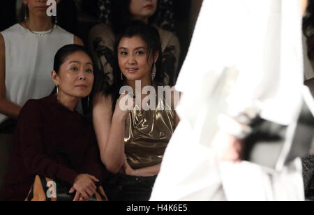 Tokyo, Giappone. 17 ottobre, 2016. Norika Fujiwara assiste Tae Ashida Fashion Show 2017 S/S Amazon la settimana della moda a Tokyo Tokyo Giappone il 17 Ott 2016. © Motoo Naka/AFLO/Alamy Live News Credito: Aflo Co. Ltd./Alamy Live News Foto Stock