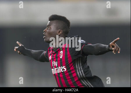 Verona, Italia. Xvi oct, 2016. M'Baye Niang (Milano) Calcio/Calcetto : M'Baye Niang di Milano festeggia dopo aver segnato il suo team Il secondo obiettivo durante l'italiano 'Serie A' match tra Chievo Verona 1-3 AC Milan allo Stadio Marc'Antonio Bentegodi a Verona, Italia . © Maurizio Borsari/AFLO/Alamy Live News Foto Stock