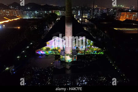 Jingdezhen. Xvii oct, 2016. Foto scattata il 17 ottobre, 2016 mostra un 3D visual light show sul tema "La cultura di Jingdezhen' di Jingdezhen, una città doppiato come la Cina del " capitale di porcellana", in Cina orientale della provincia di Jiangxi. Credito: Yang Yimin/Xinhua/Alamy Live News Foto Stock