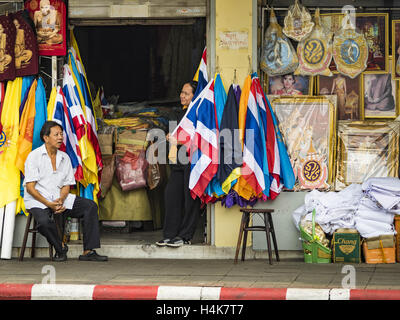 Bangkok, Tailandia. Xviii oct, 2016. I negozianti vendono bandiere tailandese, la bandiera gialla di Bhumibol Adulyadej, del re di Thailandia, e i ritratti del defunto Re. Thai Re Bhumibol Adulyadej morì ott. 13, 2016. Egli è stato 88. La sua morte è venuto dopo un periodo di mancanza di salute. Bhumibol Adulyadej è nato a Cambridge il 5 dicembre 1927. Egli è stato il nono sovrano della Thailandia dalla dinastia Chakri ed è noto anche come Rama IX. Credito: ZUMA Press, Inc./Alamy Live News Foto Stock