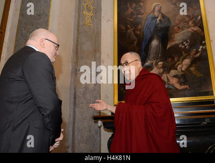 Praga, Repubblica Ceca. Xviii oct, 2016. La cultura ceca Ministro Daniel Herman, sinistra, incontra il Tibetano Dalai Lama a Praga, Repubblica ceca, 18 ottobre 2016. Il Dalai Lama è arrivato a Praga per frequentare il ventesimo Forum 2000. Credito: CTK/Alamy Live News Foto Stock
