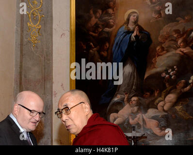 Praga, Repubblica Ceca. Xviii oct, 2016. La cultura ceca Ministro Daniel Herman, sinistra, incontra il Tibetano Dalai Lama a Praga, Repubblica ceca, 18 ottobre 2016. Il Dalai Lama è arrivato a Praga per frequentare il ventesimo Forum 2000. Credito: CTK/Alamy Live News Foto Stock