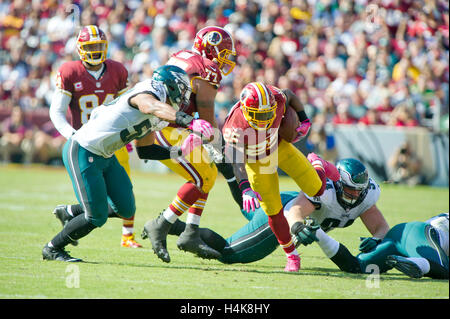 Washington Redskins running back Chris Thompson (25) porta la palla in ritardo nel secondo trimestre contro il Philadelphia Eagles al campo di FedEx in Landover, Maryland, domenica 16 ottobre, 2016. In Pursuit sono Philadelphia Eagles middle linebacker Giordania Hicks (58) e il naso affrontare Beau Allen (94). Nella foto Redskins comprendono estremità strette Niles Paul (84), e la protezione di Shawn Lauvao (77). Il Redskins ha vinto il gioco 27 - 20. Credito: Ron Sachs/CNP - nessun filo SERVICE - Foto Stock