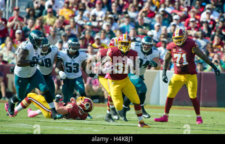 Washington Redskins running back Matt Jones (31) trasporta per un buon guadagno in ritardo nel secondo trimestre contro il Philadelphia Eagles al campo di FedEx in Landover, Maryland, domenica 16 ottobre, 2016. In Pursuit sono Philadelphia Eagles tackle difensivo Fletcher Cox (91), estremità difensiva Connor Barwin (98), esterno linebacker Nigel Bradham (53), e il naso affrontare Beau Allen (94). Altri visibile Redskins includono center Spencer lungo (61) e di Washington Redskins affrontare Trent Williams (71). Il Redskins ha vinto il gioco 27 - 20. Credito: Ron Sachs/CNP - nessun filo SERVICE - Foto Stock