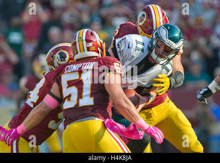 Philadelphia Eagles quarterback Carson Wentz (11) è saccheggiata nel quarto trimestre da Washington Redskins fuori linebacker Preston Smith (94), estremità difensiva Trento Murphy (93) e all'interno di linebacker sarà Compton (51) in campo FedEx in Landover, Maryland, domenica 16 ottobre, 2016. Il Redskins ha vinto il gioco 27 - 20. Credito: Ron Sachs/CNP - nessun filo SERVICE - Foto Stock