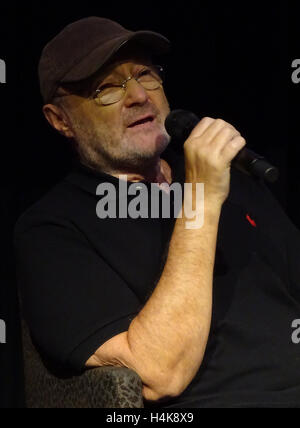 Londra, Regno Unito. Xvii oct, 2016. Phil Collins dà un colloquio presso la Royal Albert Hall di Londra, UK, 17 ottobre 2016. Collins ha annunciato che torneremo in tour nel 2017. Foto: Filippo DETHLEFS/DPA/Alamy Live News Foto Stock