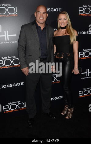 Hollywood, CA. Xvii oct, 2016. Tito Ortiz e Amber Nicole Miller a Tyler Perry's BOO! Premiere al Arclight Hollywood in Hollywood, la California il 17 ottobre 2016. Credito: David Edwards/media/punzone Alamy Live News Foto Stock