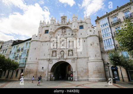 Nel XIV secolo il city gate Arco de Santa Maria nel centro di Burgos, Castiglia, Spagna. Foto Stock