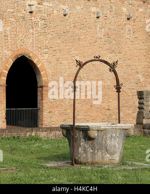 Antico pozzo per la raccolta di acqua piovana nella Abbazia di Pomposa in Italia Foto Stock