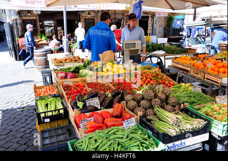 Frutta e verdura in stallo la mattina mercato di Campo dei Fiori in Roma, Italia Foto Stock