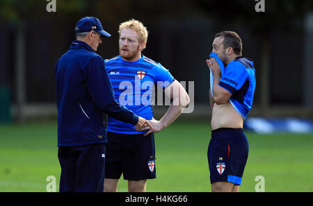 L'Inghilterra del coach Wayne Bennett colloqui con James Graham (centro) e Josh Hodgson (a destra) durante la sessione di formazione presso la Onorevole Compagnia di Artiglieria, Londra. Foto Stock