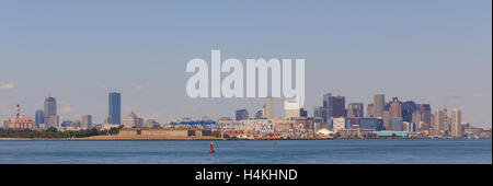 Una fotografia panoramica dello skyline di Boston, come si vede da una barca sul Porto di Boston. Foto Stock