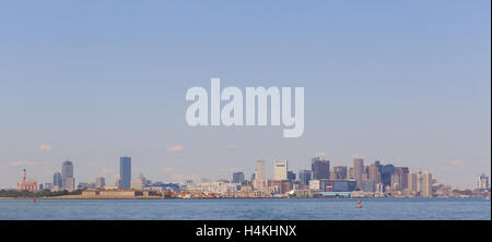 Una fotografia dello Skyline di Boston, come si vede da una barca sul Porto di Boston. Foto Stock