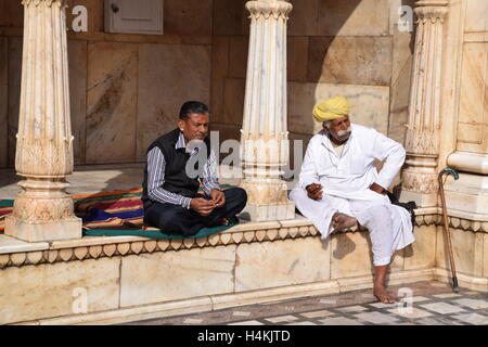 Due uomini indiani seduti fuori di Karni Mata di ratto in Tempio Deshnoke (Bikaner), Rajasthan, India Foto Stock