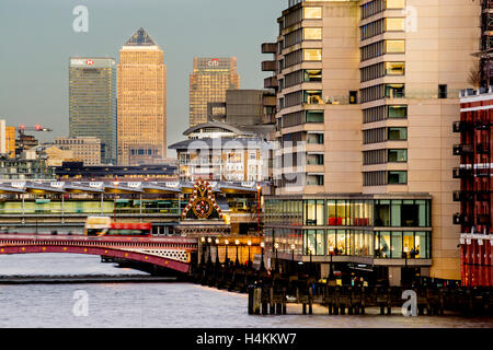 Regno Unito, Inghilterra, Londra, Canary Wharf moody vista da sopra Foto Stock