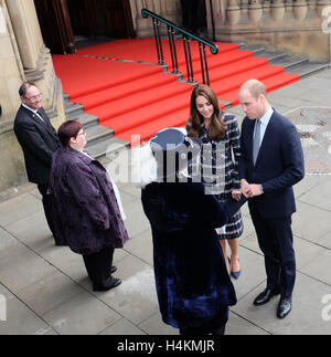 Il Duca e la Duchessa di Cambridge sono accolti al di fuori di Manchester Town Hall prima di svelare la Victoria Cross Pietre per pavimentazione. Foto Stock