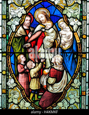 Lasciate che i piccoli fanciulli, la benedizione di Gesù, vetrate di Ward & Hughes, 1869, Stanhoe, Norfolk Foto Stock