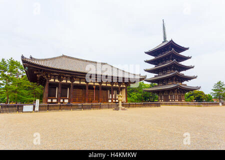 La parte anteriore dell'Oriente Golden Hall, da Kondo, e cinque piani pagoda, Goju-no-a, parte del Tempio di Kofuku-ji tempio Buddista su una cortina di nubi Foto Stock