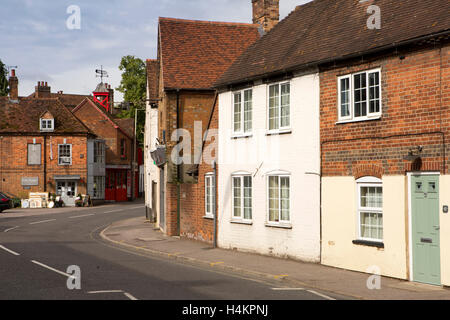 Inghilterra, Berkshire, Hungerford, CHARNHAM STREET, Faulknor Square negozi nella ex stazione dei vigili del fuoco Foto Stock