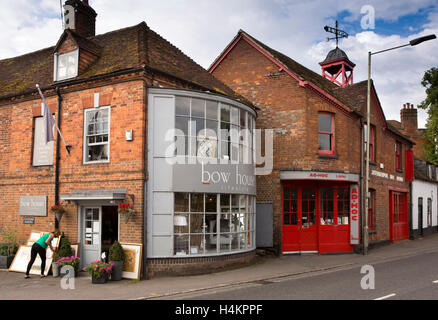 Inghilterra, Berkshire, Hungerford, Charnham Street, casa di prua e Ad Hoc in negozio ex stazione dei vigili del fuoco Foto Stock