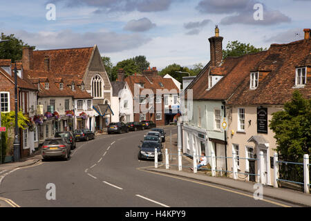 Inghilterra, Berkshire, Hungerford, Bridge Street, negozi e chiesa metodista Foto Stock
