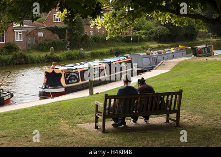 Inghilterra, Berkshire, Hungerford, Canal Walk, narrowboats ormeggiato sul Kennet and Avon Canal Foto Stock