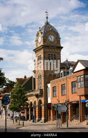 Inghilterra, Berkshire, Hungerford, High Street, Municipio e Corn Exchange building Foto Stock