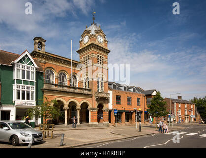 Inghilterra, Berkshire, Hungerford, High Street, Municipio e Corn Exchange building Foto Stock