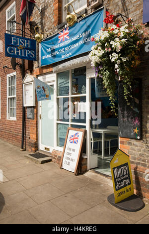 Inghilterra, Berkshire, Hungerford, High Street, display floreale al di fuori del signor friggere il pesce e chip shop Foto Stock