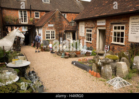 Inghilterra, Berkshire, Hungerford, High Street, Hungerford Arcade, display esterno Foto Stock