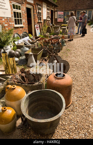 Inghilterra, Berkshire, Hungerford, High Street, sotto le scale, centro di antiquariato, stock nel cortile esterno Foto Stock