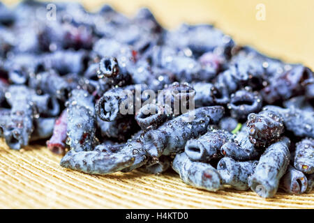 Nizza di frutti di bosco freschi caprifoglio grandi con gocce di acqua Foto Stock