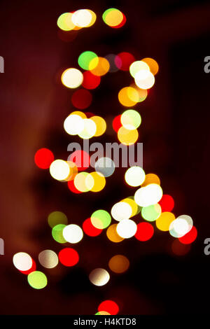 Blur/defocalizzazione colorate luci di un albero di natale lampade. Foto Stock
