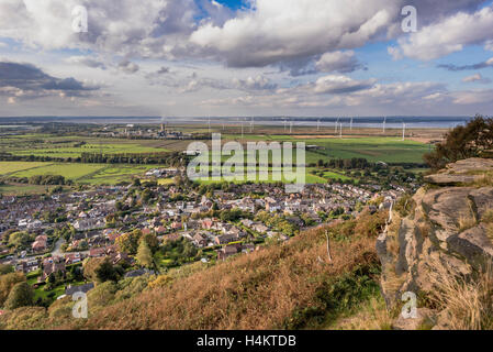 La vista da Helsby collina che guarda verso Liverpool sul fiume Mersey estuario con mulini a vento e le fabbriche. Foto Stock